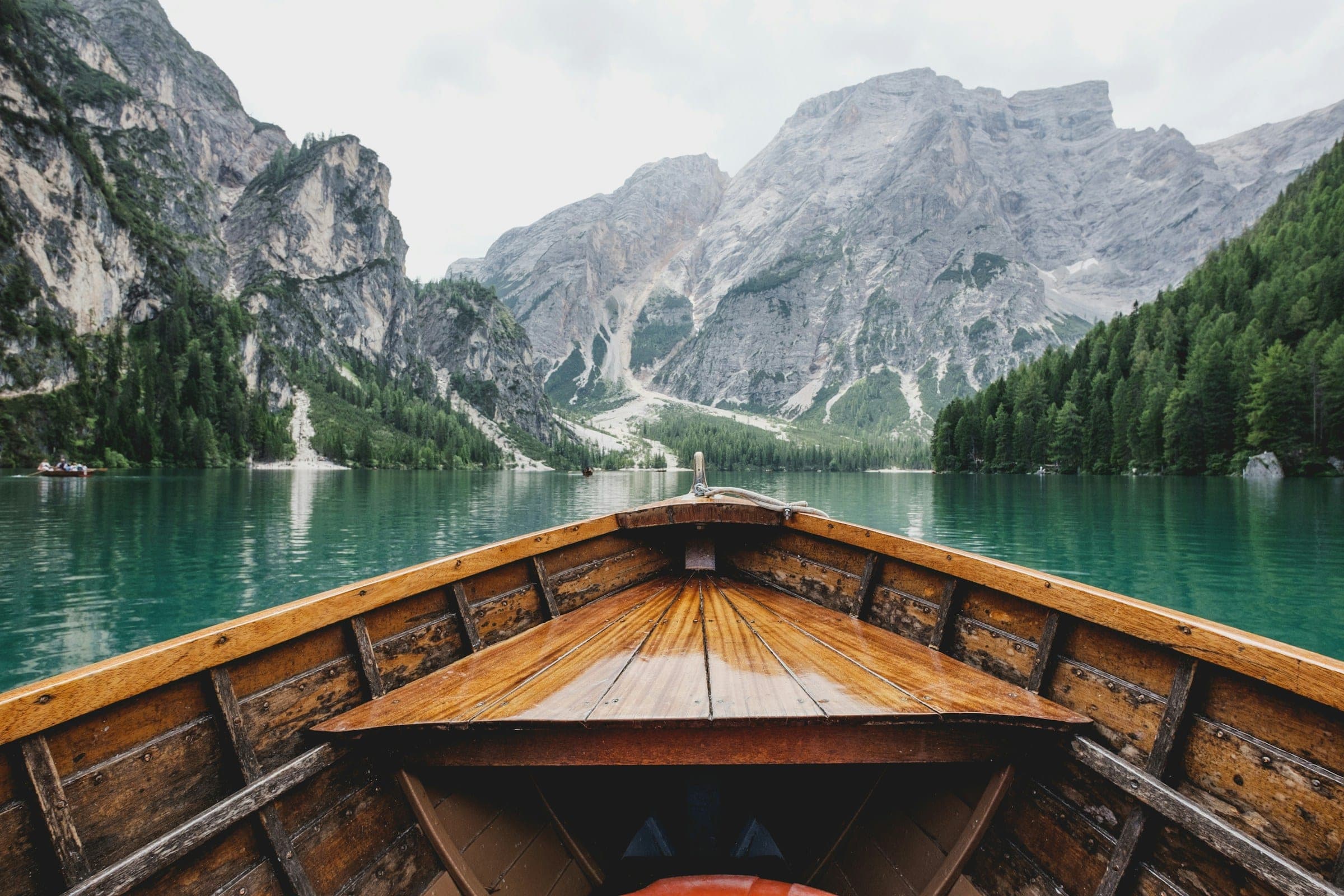 Barcă de lemn pe lac